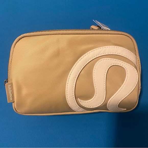 *LAST ONE*    LULULEMON  1 LITER TRENCH & WHITE LOGO BELT BAG W/ METAL BUCKLE - Picture 10 of 16